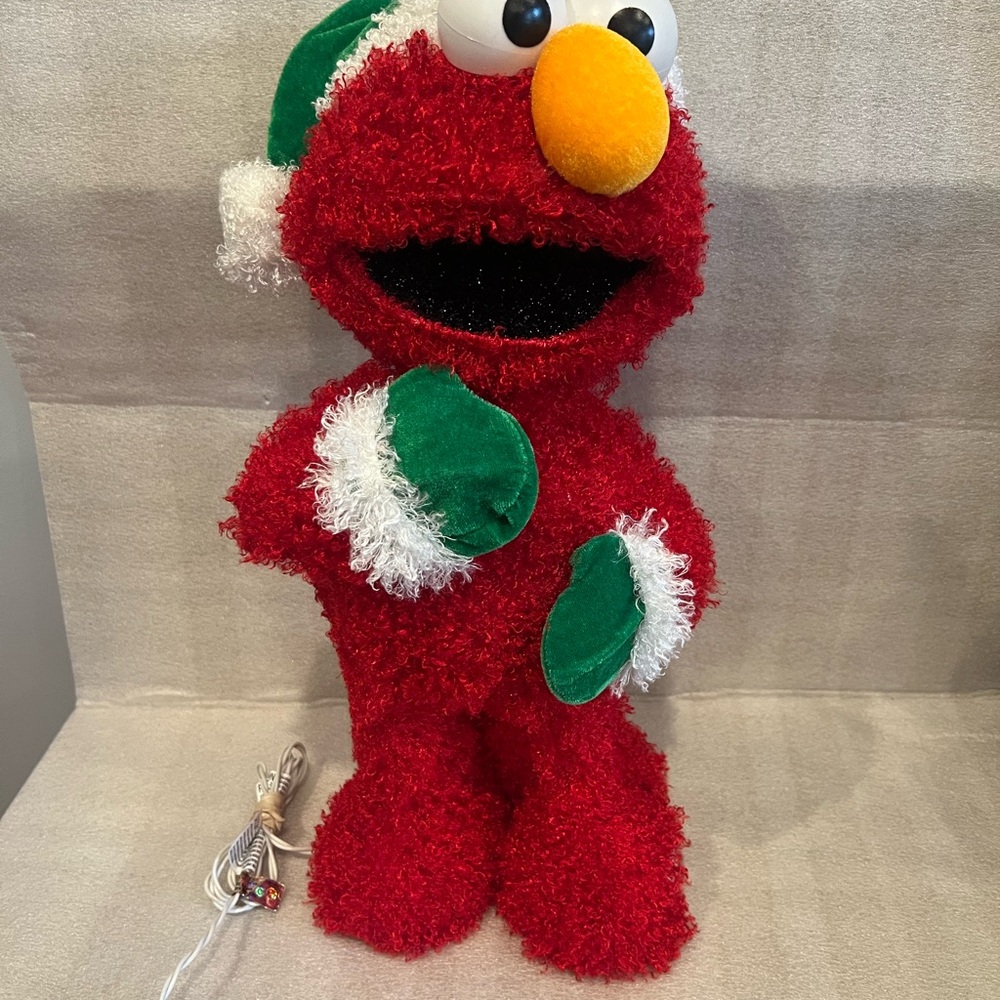 Sesame Street Elmo 18" Pre-Lit Yard Art Christmas Decoration 35 Lights